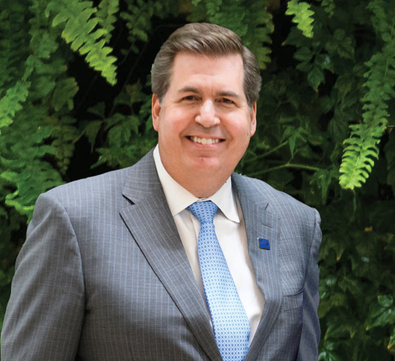 Un professeur et un étudiant observent un écran d’ordinateur dans un laboratoire